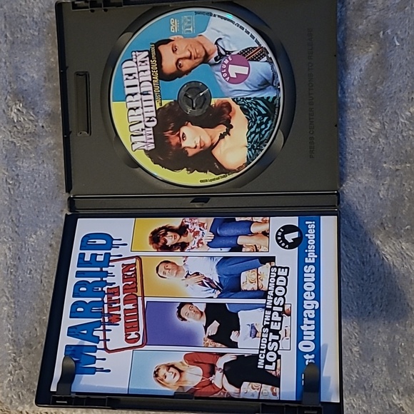 Married with Children, The Most Outrageous Episodes DVD. Volume 1 & 2. - Picture 4 of 7